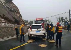 山区道路冰冻 危及车辆通行 天台：应急除险保畅通